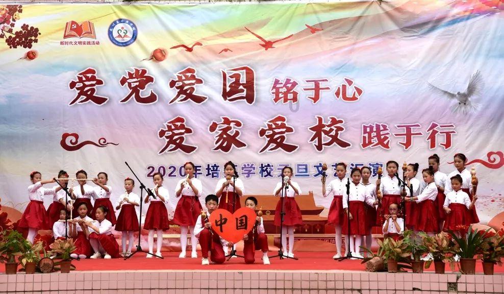 当年7岁的抗洪小英雄，抱树9个小时得到救援，她现在过得如何？